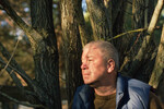 <b>«Фейерверки днем», реж. Нина Волова</b>
<br><br>
«Фейерверки днем» — кино далеко не безупречное (дебютантка Нина Волова, скажем, явно перебарщивает с нудноватым производственным романом про люстры), однако все равно обаятельное и располагающее — во многом в силу того, что ему будто бы удается поймать и растянуть на полтора часа смутную застывшую атмосферу утра 1 января. А еще оно довольно остроумное: чеховские пьесы «Вишневый сад» и «Три сестры» (со встроенным в последнюю «Королем Лиром») здесь выходят на международный уровень, и в этой системе провинцией оказывается уже Москва, а нуворишем-Лопахиным — китайский скуф, сидящий на «Дошираке» и с интересом изучающий т. н. русскую душу. Роль чеховского ружья играет, как несложно догадаться, фейерверк.
<br><br>
<b>Оценка:</b> 3/5