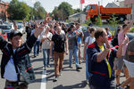 Рабочие идут на митинг у Минского автомобильного завода, 17 августа 2020 года