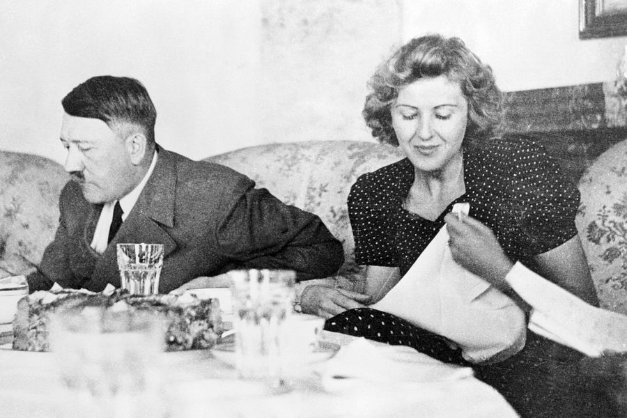 Ева Браун с&nbsp;Адольфом Гитлером за&nbsp;обедом, недатированная фотография