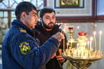 Прихожане во время праздничного богослужения по случаю Рождества Христова в Кафедральном соборе святого равноапостольного великого князя Владимира в Сочи
