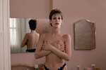 <b>Джейми Ли Кертис в фильме «Поменяться местами» (1983)</b>
<br><br>
Комедия «Поменяться местами» принесла Кертис первую серьезную премию в ее карьере – приз Британской академии в категории «Лучшая женская роль второго плана». А еще помогла наконец-то сменить амплуа: до проекта Джона Лэндиса актрису называли в народе «королевой крика» – и рассматривалась она, следуя логике, исключительно режиссерами ужастиков.
<br>
В основанной на произведениях Марка Твена («Банковский билет в миллион фунтов стерлингов» и «Принц и нищий») ленте Кертис сыграла вместе с Эдди Мерфи и Дэном Эйкройдом – в образе проститутки Офелии, которая спасает жизнь главного героя, ставшего жертвой жестокого пари.
