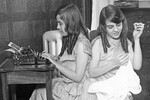 <b>Дейзи и Виолетта Хилтон</b>
<br><br>
Дейзи и Виолетта Хилтон родились в 1908 году в Англии. Сросшиеся в области бедер и ягодиц, они имели общую кровеносную систему. Работодательница Мэри Хилтон увидела в девочках коммерческий потенциал и фактически выкупила их у матери. Уже в возрасте трех лет они начали гастролировать как «соединенные близнецы». Мэри Хилтон и ее муж обучили сестер пению и танцам, при этом строго контролировали и применяли к ним физическое насилие.
<br><br>
<b>На фото:</b> Дейзи Хилтон печатает на машинке, а ее сестра Виолетта шьет, 1924 год