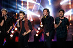 Группа One Direction выступает на церемонии American Music Awards 2015