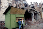 Дети покупают хлеб в киоске на одной из улиц Грозного, 27 октября 1996 года