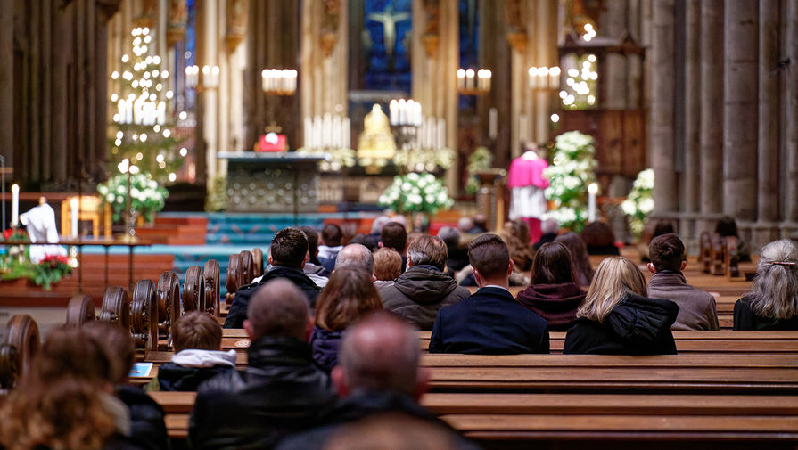 Празднование Рождества в&nbsp;католическом храме в&nbsp;Германии, 24 декабря 2020 года 