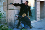 <b>«Ронин» (1998).</b> После «Леона» на Рено обратили внимание в Голливуде. От предложений не было отбоя — во второй половине 90-х актер снялся в ромкомах «Французский поцелуй» и «Место на кладбище», шпионском экшене «Миссия невыполнима» и кайдзю-ленте «Годзилла» (ради которой была недальновидно отвергнута роль агента Смита в «Матрице»). В этом ряду особенно выделяется триллер Джона Франкенхаймера «Ронин». 