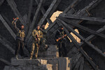 Боевики-повстанцы празднуют победу после захвата города оппозицией в центре Хамы, Сирия, 6 декабря 2024 года