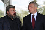 Председатель совета директоров группы компаний «Царьград» Константин Малофеев (слева) и глава Одинцовского городского округа Андрей Иванов перед церемонией открытия памятника журналистке и политологу Дарье Дугиной в парке «Захарово» в Московской области, 20 августа 2025 года