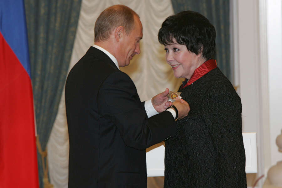Владимир Путин награждает Беллу Ахмадулину орденом &laquo;За заслуги перед&nbsp;Отечеством&raquo; II степени, 2007&nbsp;год