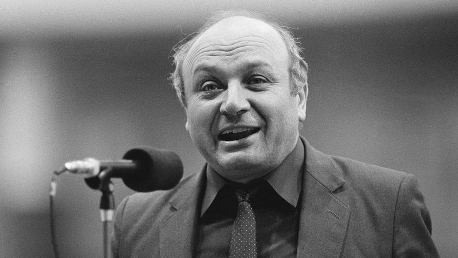 Михаил Жванецкий во время выступления, 1989 год