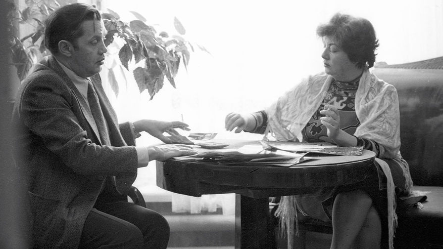 Поэт Роберт Рождественский за столом с женой Аллой Киреевой, 1980 год