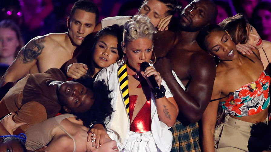 Пинк выступает на MTV Video Music Awards 2017