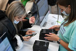 iPhone 13 получил Super Retina XDR-дисплеи на 6,1 дюйма с разрешением 2532х1170. iPhone 13 mini достался 5,4-дюймовый дисплей с разрешением 2340х1080.