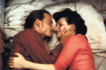 Джонни Депп и Жюльет Бинош в кадре из фильма «Шоколад» (2000)