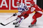 Автор голевой передачи Евгений Кузнецов пытается укрыть шайбу от Кирилла Старкова