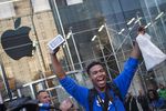 Один из первых покупателей показывает свой новый iPhone у магазина Apple Store в Нью-Йорке