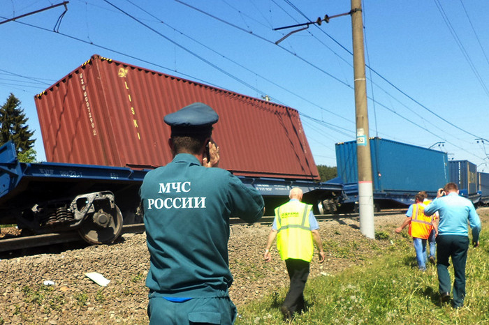 На месте столкновения пассажирского и грузового поездов на железнодорожном перегоне между Наро-Фоминском и Бекасово в районе Московской области