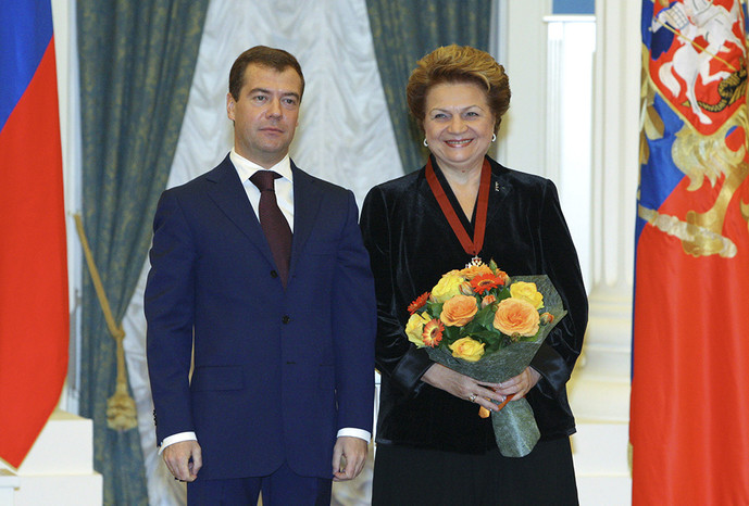 Дмитрий Медведев во время вручения ордена «За заслуги перед Отечеством» III степени первому заместителю мэра Москвы, руководителю комплекса социальной сферы столицы Людмиле Швецовой на торжественной церемонии вручения государственных наград в Екатерининском зале Кремля, 2008 год