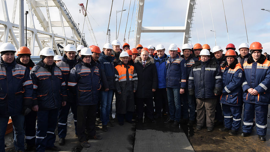 Владимир Путин во время осмотра готового участка автодорожной части Крымского моста через&nbsp;Керченский пролив, 14 марта 2018 года