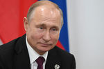 Президент России Владимир Путин во время беседы с президентом США Дональдом Трампом на полях саммита G20 в Осаке, 28 июня 2019 года