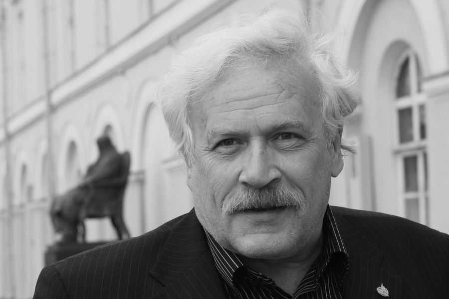 <b>Борис Невзоров (18 января 1950 &mdash; 18&nbsp;февраля 2022)</b> &mdash; советский и российский актер театра и кино, кинорежиссер, театральный педагог. Народный артист РФ. Особенно запомнились зрителям его работы в&nbsp;фильмах «Россия молодая», «Найти и обезвредить», «Дети солнца», «Сталинград», «Дурак», а также сериалах «Каменская», «Марш Турецкого», «Последний министр» и «Дорогая Маша Березина»