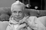 <b>Борис Моисеев (4 марта 1954 — 27 сентября 2022) </b>— советский и российский певец и танцовщик. Заслуженный артист Российской Федерации. Моисеев известен по хитам «Голубая Луна», «Щелкунчик», «Глухонемая любовь», «Танго-кокаин» и др.
