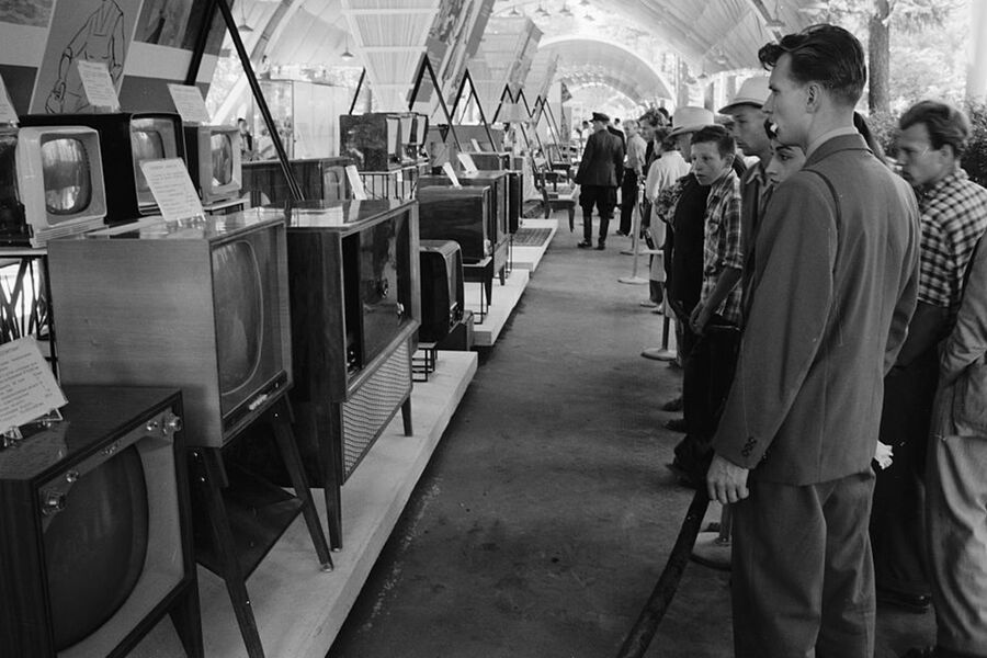 Посетители Американской национальной выставки в&nbsp;Сокольниках, Москва, 1959&nbsp;год