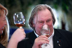 Актер Жерар Депардье во время дегустации вина в ресторане «Ласточка»