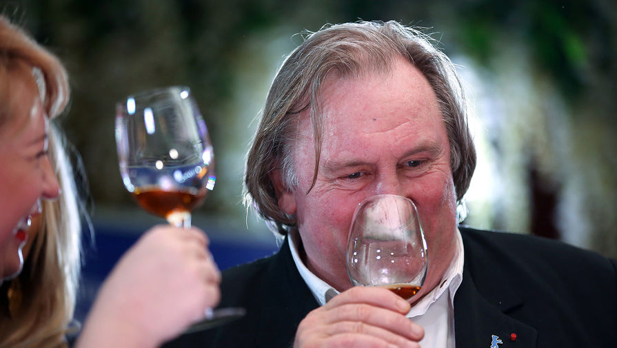 Актер Жерар Депардье во время дегустации вина в&nbsp;ресторане &laquo;Ласточка&raquo;