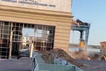 У входа в главное здание Каховской ГЭС