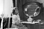 <b>Ирина Муравьева в роли Людмилы на съемках фильма «Москва слезам не верит» (1979)</b>
<br>
<br>На роль Людмилы режиссер прочил Анастасию Вертинскую, с которой вместе снимался в картине «Человек на своем месте», но она отказалась. Ирина Муравьева получила приглашение на пробы и была рада, когда ее утвердили. От съемок у нее остались приятные впечатления: режиссер был остроумен, талантлив и, по словам актрисы, подтягивал всех до своего уровня.
