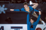Фигуристы Вадим Наумов и Евгения Шишкова во время Чемпионата Европы по фигурному катанию в Лозанне, 1992 год