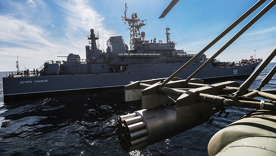 Большой десантный корабль «Цезарь Куников» (БДК-64) во время стратегических командно-штабных учений «Кавказ-2016» на полигоне Опук