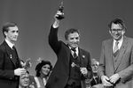 Слева направо: актер Николай Бурляев, режиссер Петр Тодоровский и председатель жюри конкурсных фильмов Павел Загребельный, 1984 год. Главный приз на XVII Всесоюзном кинофестивале получила картина Тодоровского «Военно-полевой роман».
