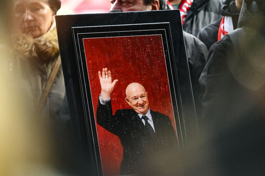 Портрет олимпийского чемпиона 1956&nbsp;года в&nbsp;составе сборной СССР по&nbsp;футболу Никиты Симоняна на&nbsp;церемонии прощания на&nbsp;стадионе &laquo;Лукойл Арена&raquo; в&nbsp;Москве, 27&nbsp;ноября 2025&nbsp;года