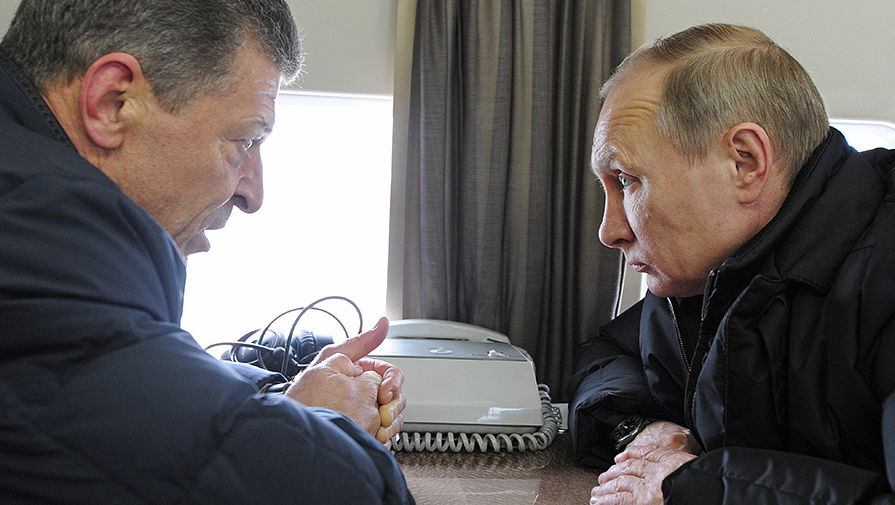 Вице-премьер России Дмитрий Козак, президент России Владимир Путин во время облета на&nbsp;вертолете района строительства транспортного перехода через&nbsp;Керченский пролив на&nbsp;острове Тузла