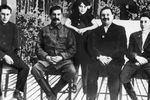 Генеральный секретарь ЦК ВКП Иосиф Сталин (второй справа) с детьми Василием (слева), Светланой (стоит) и Яковом (справа), второй справа - Андрей Жданов, 1938 год