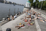 5&nbsp;июня 2014&nbsp;года воздух в&nbsp;столице прогрелся до&nbsp;+31,6&deg;C &mdash; был побит суточный рекорд тепла.
<br>
На&nbsp;фото: отдыхающие на&nbsp;пляже в&nbsp;Парке Горького, 2014&nbsp;год