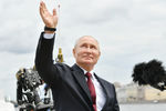 Президент РФ Владимир Путин после Главного военно-морского парада в честь Дня Военно-морского флота России, 25 июля 2021 года