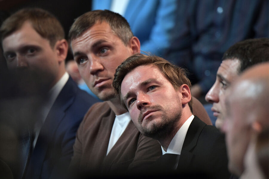 Футболист Артем Дзюба и актер Александр Петров во время ежегодной специальной программы &laquo;Прямая линия с&nbsp;Владимиром Путиным&raquo; в&nbsp;Гостином дворе, 2019&nbsp;год.