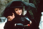 Оливия Хасси и Пайпер Лори в кадре из фильма «Искажения» (1988)