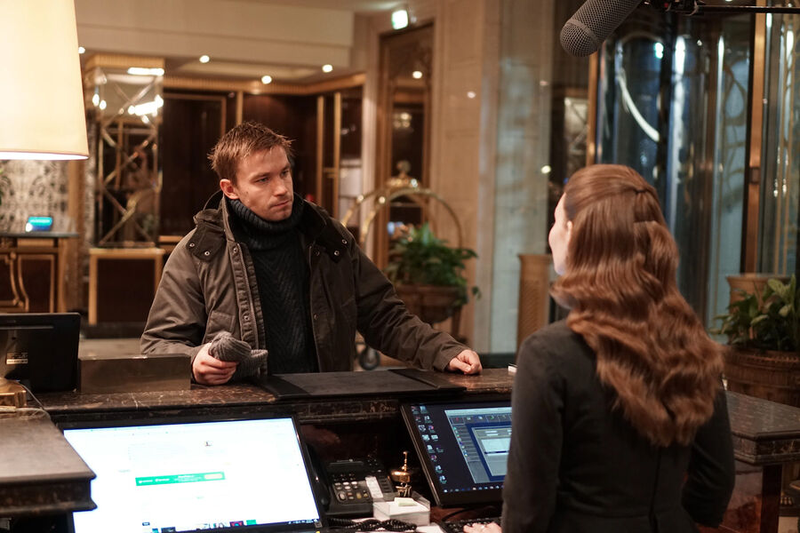 <b>11-е место. &laquo;Текст&raquo; (2019)</b>
<br><br>
Великолепная экранизация бестселлера, которая открыла нам глаза на&nbsp;две вещи: что Иван Янковский является достойным продолжателем великой династии и что часть зрительской аудитории недалеко ушла от пещерной эры &mdash; иначе трудно объяснить те &laquo;смешные&raquo; шутки, которые Гарику Харламову пришлось выслушать из-за смелой сцены Кристины Асмус. А еще, конечно, напомнила, что не каждый человек, отсидевший в&nbsp;тюрьме, является плохим &mdash; и даже просто преступником.