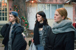 <b>«Фейерверки днем», реж. Нина Волова</b>
<br><br>
<b>Где и когда смотреть:</b> неизвестно
<br><br>
Принадлежащий Виктору (Александр Робак) магазинчик светильников переживает не лучшие времена. На помощь из Китая прилетает его деловой партнер Вэйхонг (52-летний дебютант Ван Бин) — он будет пытаться вытащить бизнес из кризиса и снять с прагматичного капитализма накипь русской сердечности, в которой видит корень всех проблем. Но потерпит неудачу. Тогда для раздачи долгов Виктору придется задуматься о продаже семейного гнезда. Против этого начнут протестовать его дочери Ольга, Лена и Тома (Дарья Коныжева, Мария Раскина, Вера Енгалычева), выросшие в этом доме.