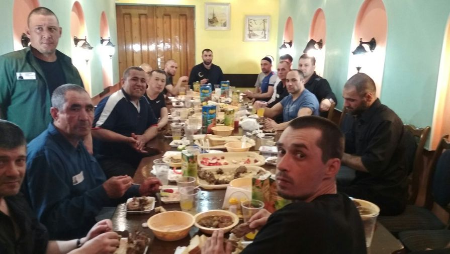Застолье в иркутской колонии №3