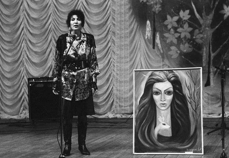 Джуна передает в дар Агентству печати «Новости» свою картину, 1988 год