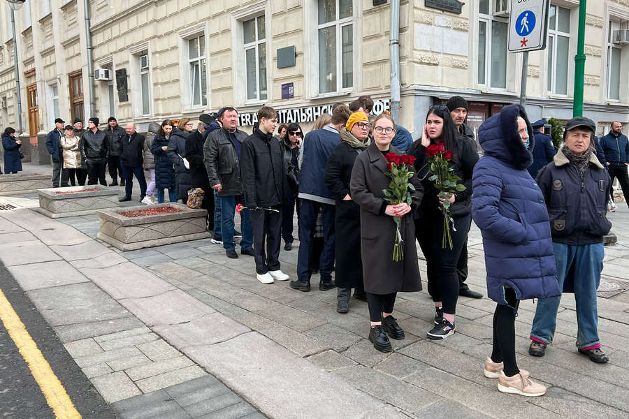 Очередь на&nbsp;церемонию прощания с&nbsp;лидером ЛДПР Владимиром Жириновским в&nbsp;Колонном зале Дома союзов в&nbsp;Москве, 8&nbsp;апреля 2022&nbsp;года

