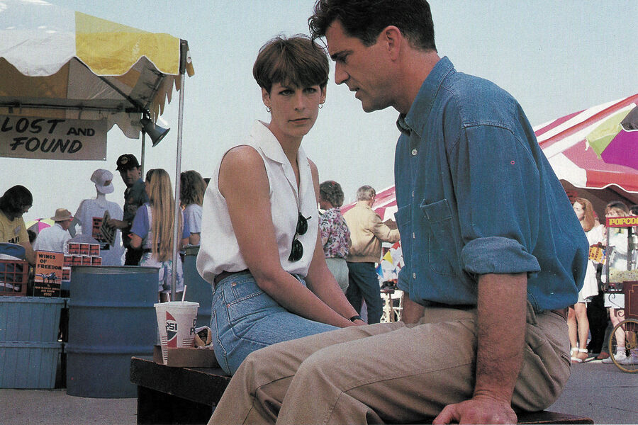 <b>Мэл Гибсон и Джейми Ли Кертис в&nbsp;фильме &laquo;Вечно молодой&raquo; (1992)</b>
<br><br>
Фантастическая мелодрама с&nbsp;внушительным актерским составом (помимо Кертис, тут снялись Мел Гибсон и юный Элайджа Вуд, еще даже не помышлявший о&nbsp;походе в&nbsp;Мордор) и любопытным сюжетом авторства Дж. Дж. Абрамса: летчик-испытатель, убитый горем из-за потери любимой, соглашается на&nbsp;криогенную заморозку длиною в&nbsp;год, которая из-за хаоса Второй мировой войны растягивается на&nbsp;полвека и перемещает героя в&nbsp;непонятное ему будущее.
