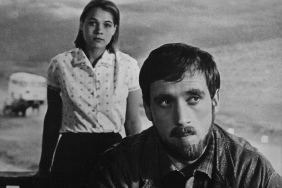 <b>«Короткие встречи» (1967)</b>
<br><br>
Русланова дебютировала в&nbsp;кино в&nbsp;картине Киры Муратовой, для&nbsp;которой это тоже была первая самостоятельная режиссерская работа в&nbsp;полном метре. Героиня актрисы, работница чайной Надя, сама того не желая, оказалась в&nbsp;любовном треугольнике. Однажды она знакомится с&nbsp;геологом Максимом (Владимир Высоцкий), который бывает в&nbsp;городе только урывками. У&nbsp;него есть возлюбленная, работница райсовета Валентина (Кира Муратова), измученная постоянным ожиданием своего геолога. Надя устраивается к&nbsp;ней домработницей.