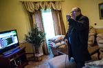 Мужчина поет в караоке в одном из помещений оставленной резиденции президента Украины Виктора Януковича «Межигорье» под Киевом