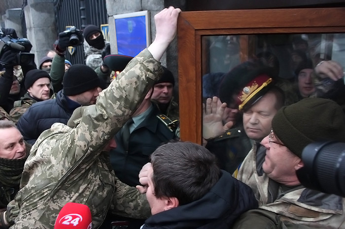 Бойцы 24-го отдельного штурмового батальона вооруженных сил Украины &laquo;Айдар&raquo; во время пикета у&nbsp;здания минобороны Украины 